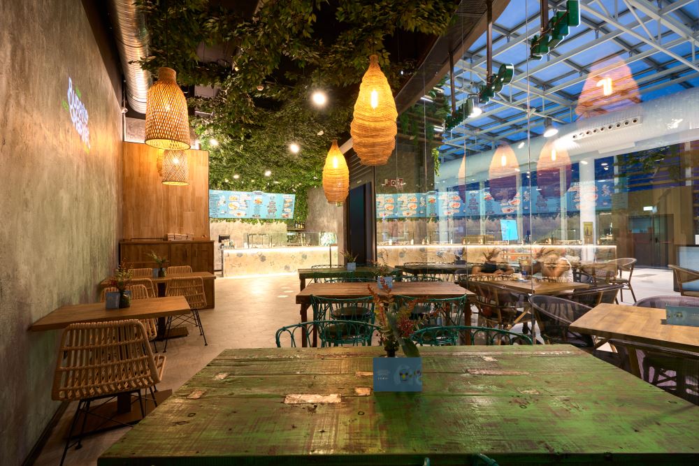 Burrito Market, nuevo concept gastronómico en CC Airesur, una apuesta por un nuevo modelo de negocio basado en la gastronomía étnica. Uno de sus platos fuertes es la decoración. Apostando por un estilo vintage industrial propio, tomando como referencia la tendencia que nació cuando los espacios industriales abandonados como naves u oficinas empezaron a reconvertirse en viviendas en la década de los 50.