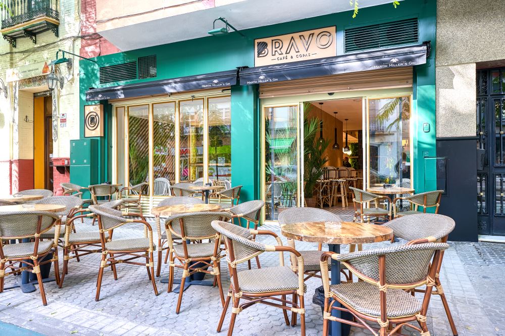 Bravo lleva abierto solo algunos días y ya es una referencia en Sevilla. Un sitio ideal para relajarse y disfrutar, para tomar un café acompañado de una buena porción de tarta.Este nuevo café-bar enamora, además de por su café, por su decoración. Es muy fresca y agradable: ambiente cálido y con buen gusto, un lugar acogedor y capaz de hacerte sentir como en casa. La vegetación y los estampados tropicales se colocan como protagonistas y nos transmiten paz y tranquilidad.