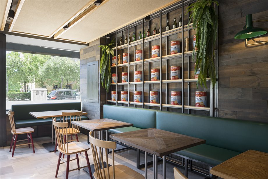 Renovación de la Pizzería Al Gusto Tapas por CM4. Una vez más, el estudio de arquitectura CM4, especializados en restauración y retail, lleva a cabo con éxito un proyecto de renovación de un restaurante y cuenta con los muebles de MisterWils para la decoración del mismo.