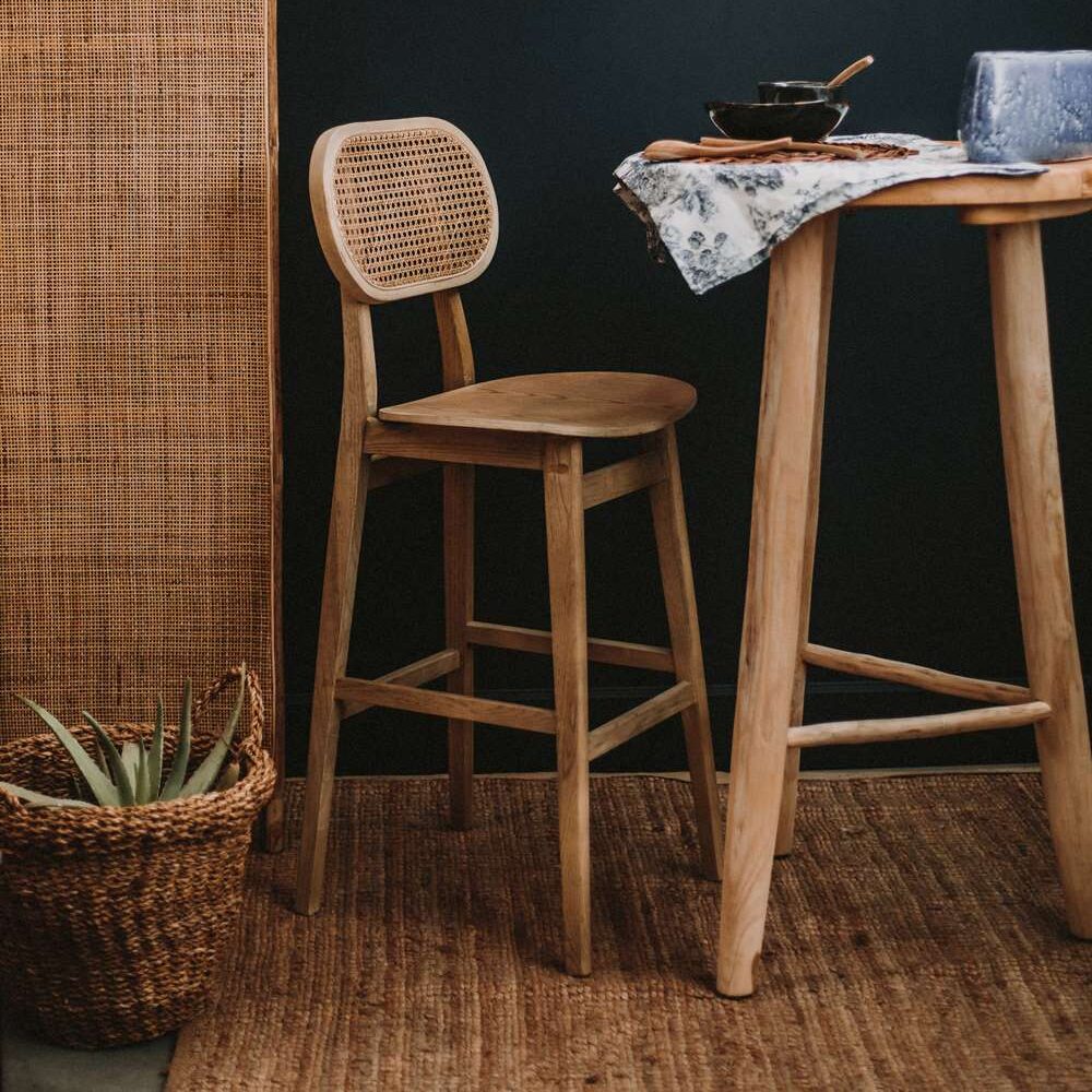 REPÚBLICA Mesa alta estilo Shabby Chic fabricada en madera maciza de teka con acabado natural | Encuéntrala en MisterWils. Más de 4000m² de exposición y almacén. Aparadores, Cartelería artística, Complementos, Estantes, Iluminación, Mesas, Outlet, Plantas Artificiales, Sillas, Sofás y bancos, Taburetes, Ventilación.