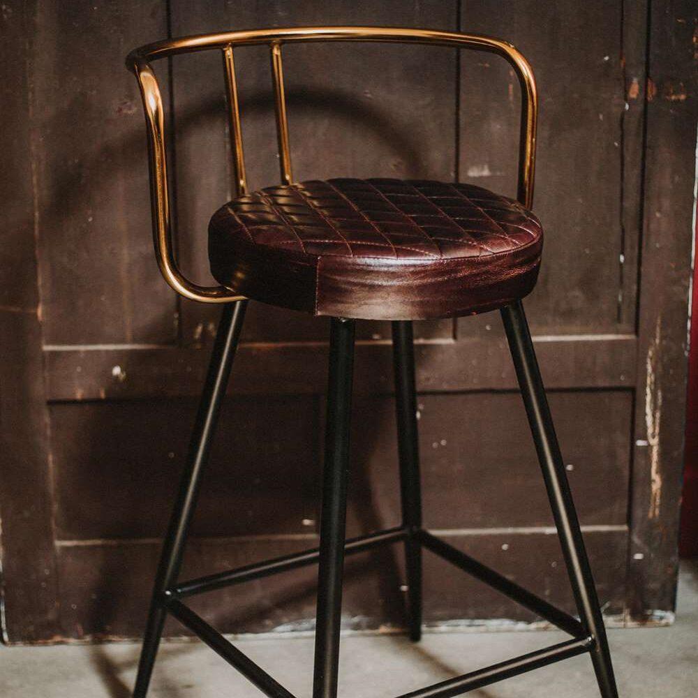 THABO Taburete alto estilo Mid Century de acero y piel. Encuéntralo en MisterWils. Más de 4000m² de exposición y almacén.