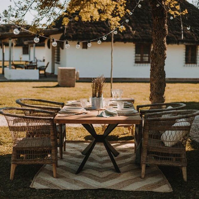 CORBYN Mesa estilo Contemporáneo de acero y tapa de madera. Encuéntrala en MisterWils. Más de 4000m² de exposición y almacén. Aparadores, Cartelería artística, Complementos, Estantes, Iluminación, Mesas, Outlet, Plantas Artificiales, Sillas, Sofás y bancos, Taburetes, Ventilación.