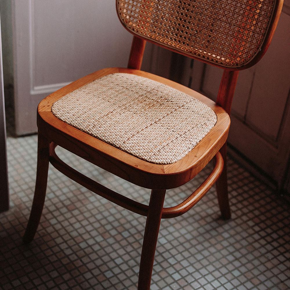BIANCA WOODEN CHAIR Vintage style, made of wood, with seat and backrest in grid cannage style made of natural fiber. Find it on MisterWils. sesion 2