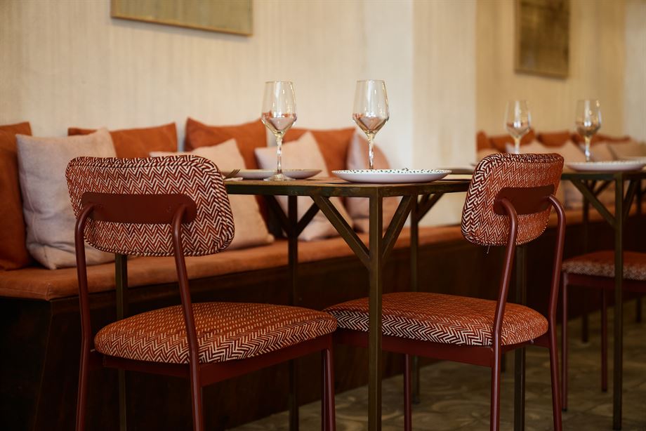 decorar restaurantes con sillas tapizadas estilo años 60