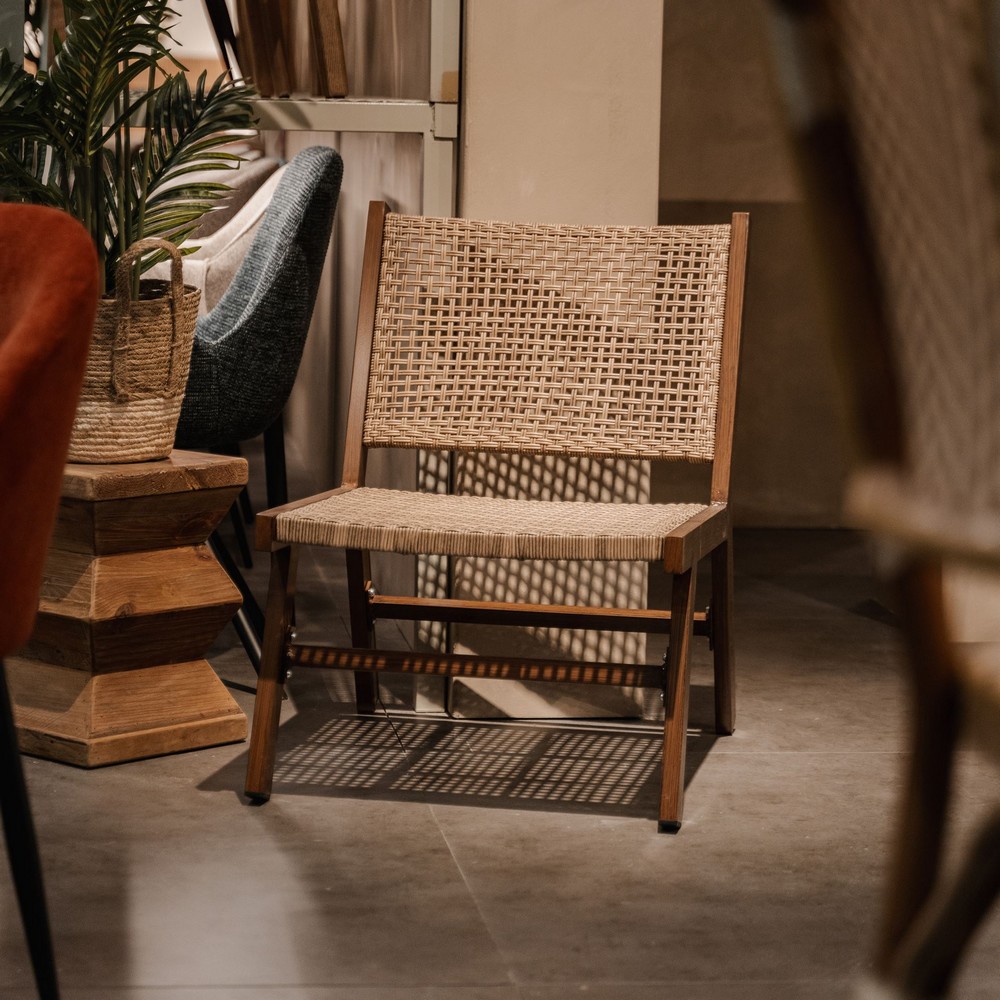 SILLÓN DE METAL Y RATTÁN SINTÉTICO VEGA tipo lounge. Sesion Fotos Salón Habitat 2024