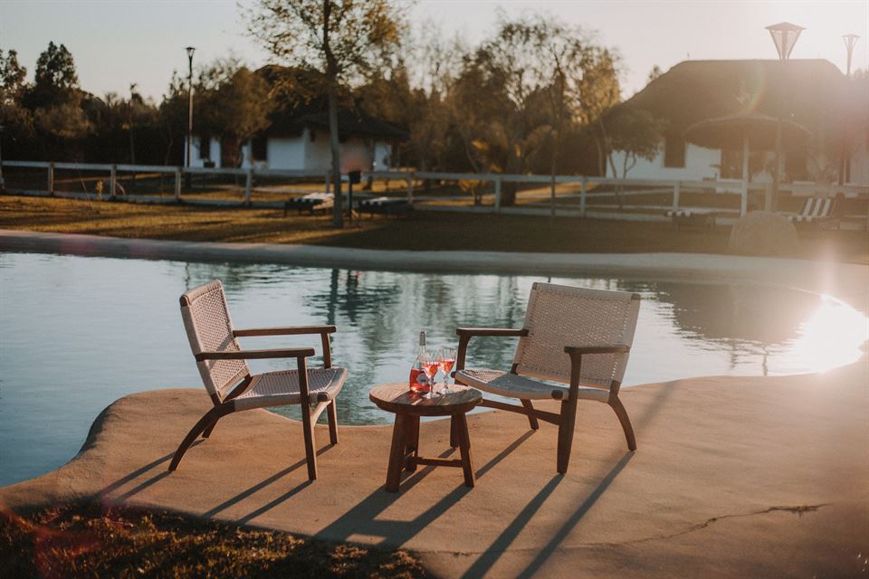 muebles para decorar una terraza con piscina