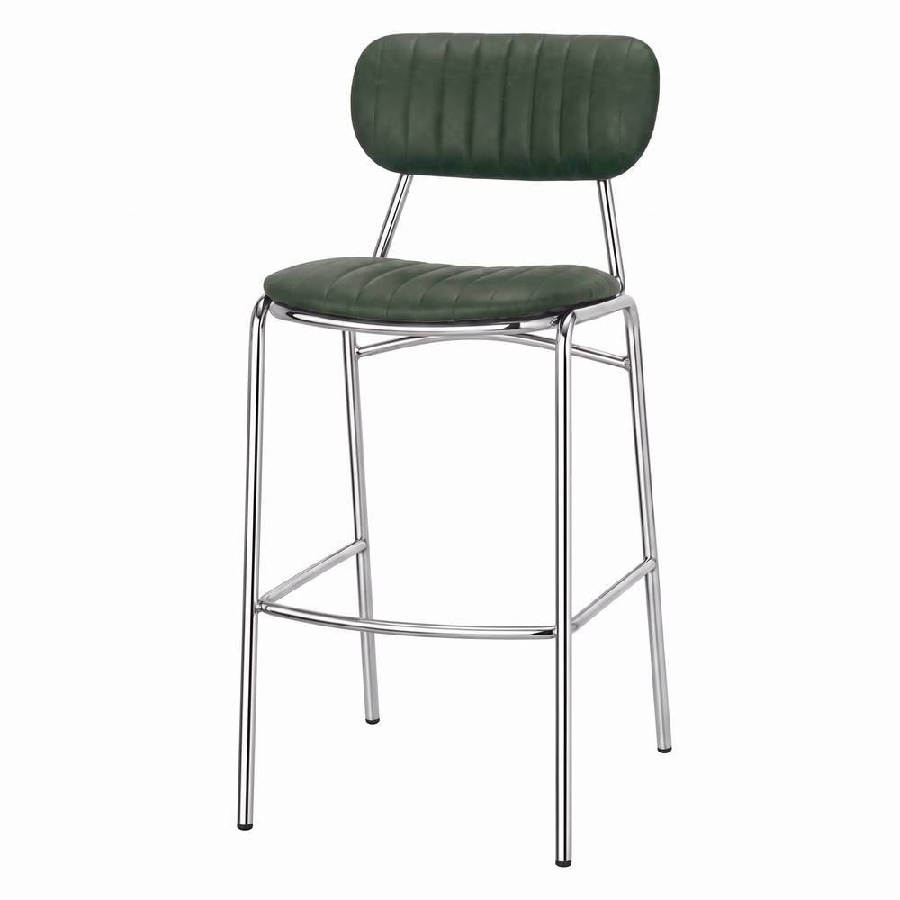 Taburete alto de metal Ludlow, de estilo industrial. Estructura de acero con acabado color cromo. Asiento y respaldo tapizados en polipiel de color verde.
