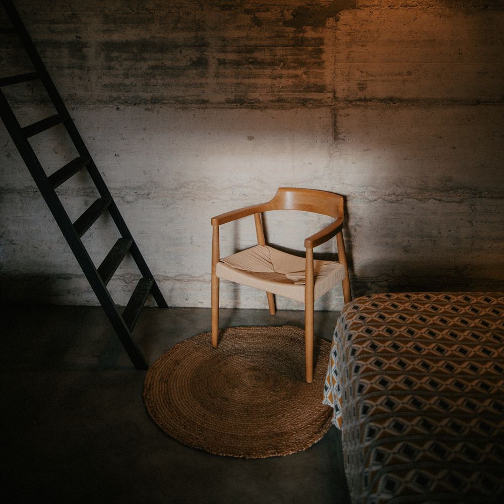 misterwils-sesion-foto-silla-madera-vagram SILLA DE MADERA VAGRAM estilo Nórdico. Encuéntralo en MisterWils. Más de 4000m² de exposición y almacén. 5